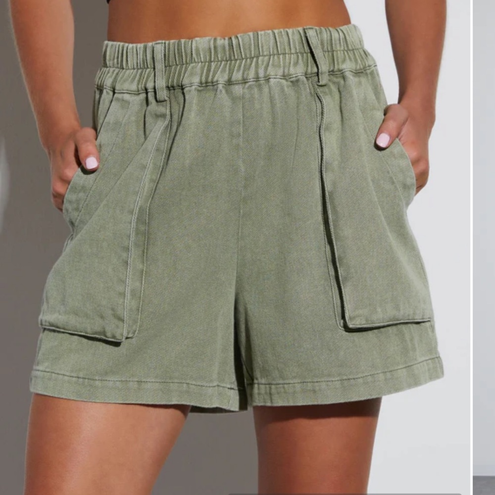 VICI Janessa High Rise Pocketed Shorts - Faded Green